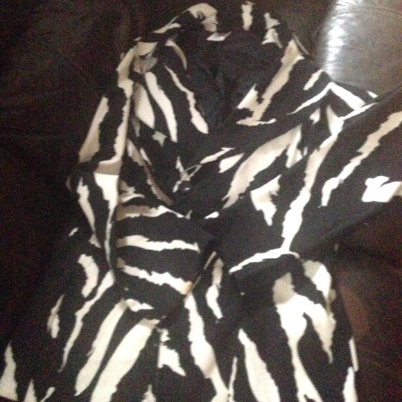 Black and white coat or blazer use for both - Picture 3 of 8